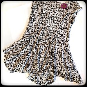 FREE W/PURCHASE OF A FULL-PRICED ITEM - B&W TUNIC